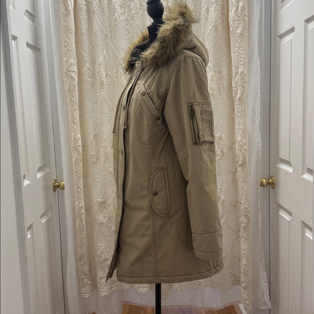 American Eagle Outfitters Women’s Tan Heavy Winter Coat with Faux Fur Hood - Picture 3 of 13
